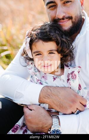 Vater und Tochter beisammen sitzen Stockfoto
