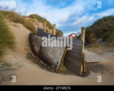 Holzzaun am Strand Stockfoto