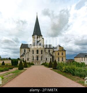 Blick auf die historische Abtei Saint-Georges und das Gelände in Boscherville in der Oberen Normandie Stockfoto