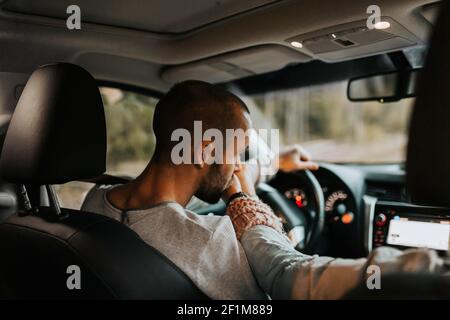 Fahrer im Auto küssen Frauen Hand Stockfoto
