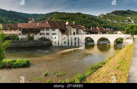 Panoramablick auf ein malerisches Dorf mit alten Häusern in Eine Fluss- und Waldlandschaft in der Schweiz Stockfoto