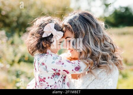 Mutter und Tochter sahen einander Stockfoto