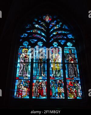 Eine detaillierte Ansicht eines Buntglasfensters im Basilica de Saint-Sauveur in Dinan in der Bretagne Stockfoto