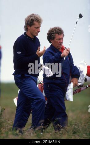 British Open Golf Championship 1987 Bernhard langer schmerzt sein Handgelenk Mit Peter Coleman sein Caddy Photo von Tony Henshaw Stockfoto