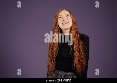 Lächelnde Frau schaut weg, Studioaufnahme Stockfoto