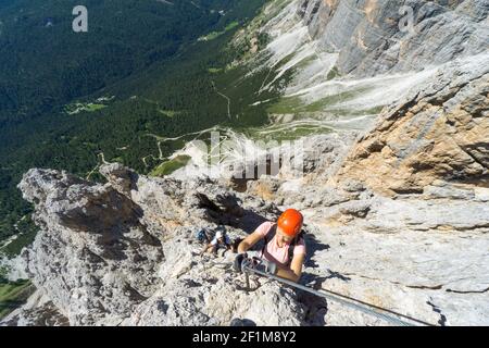 Mehrere Bergsteiger auf einem exponierten Klettersteig in der Dolomiten von Italien Stockfoto