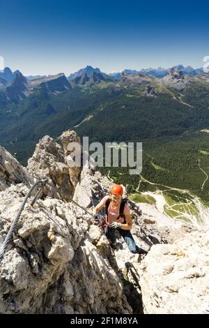 Junge attraktive Brünette weibliche Bergsteigerin in den Dolomiten Italien Stockfoto