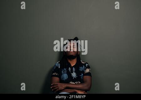 Mann, der mit geschlossenen Augen sitzt, Studioaufnahme Stockfoto