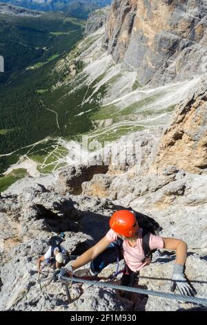 Mehrere Bergsteiger auf einem exponierten Klettersteig in der Dolomiten von Italien Stockfoto