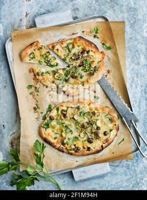 High-Angle-Ansicht von frisch gebackenen Focaccia Stockfoto
