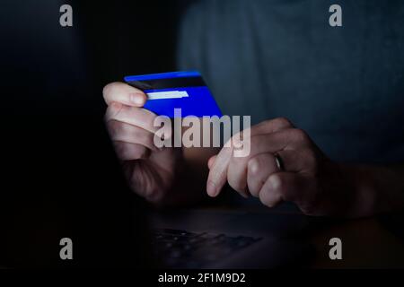 Hand halten Kreditkarte Stockfoto