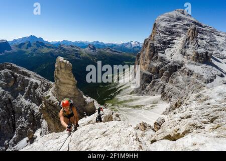 Gruppe von Bergsteigern auf einem steilen Klettersteig mit Ein grandioser Blick auf die italienischen Dolomiten Stockfoto