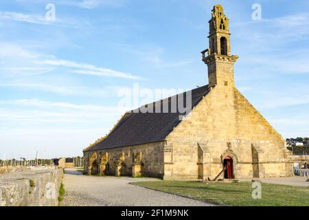 Blick auf die historische Kapelle Notre Dame de Rocamadour im Hafen von Camaret-sur-Mer Stockfoto