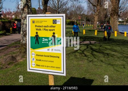 Cork, Irland. März 2021, 8th. Die Menschen stiegen heute an einem kalten, aber sonnigen Tag auf den Lough in Cork ab. Die meisten Menschen beobachteten soziale Distanzierung. Quelle: AG News/Alamy Live News. Stockfoto