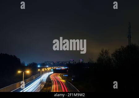 Lichtspuren auf Autobahn bei Nacht Stockfoto