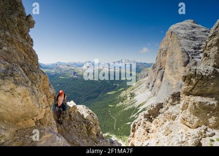 Junge attraktive Brünette weibliche Bergsteigerin in den Dolomiten Italien Stockfoto