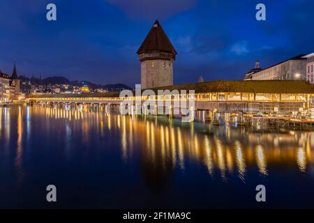 Blick auf die Kapellbrücke und den Wasserturm auf der Reuss. Luzern, Kanton Luzern, Schweiz. Stockfoto