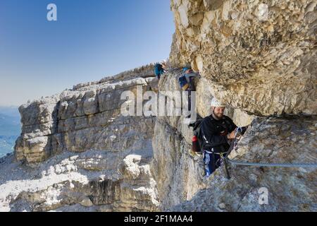 Bergsteiger auf einem exponierten Klettersteig in den Dolomiten Italien Stockfoto