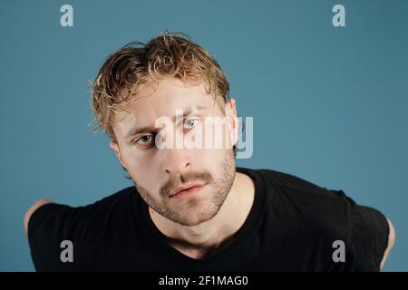 Porträt des jungen Mannes Blick in die Kamera Stockfoto