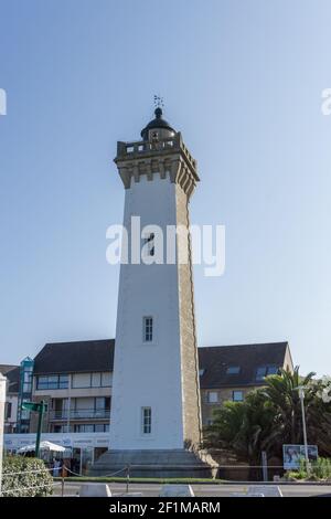 Die historische Feuerstelle im Fischerhafen von Roscoff in Kühles blaues Abendlicht Stockfoto