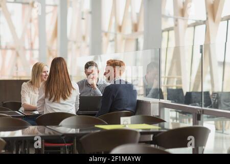 Mitarbeiter, die sich im Flughafencafé treffen Stockfoto
