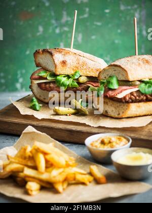 Burger auf Holzbrett Stockfoto