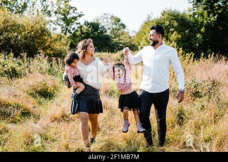 Eltern mit zwei Töchtern gehen Stockfoto