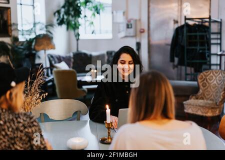 Weibliche Freunde sitzen im Café Stockfoto