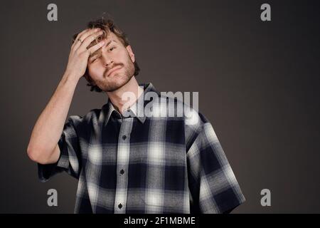 Porträt des jungen Mannes Blick in die Kamera Stockfoto