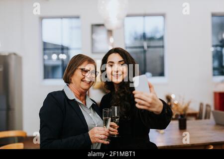Weibliche Mitarbeiter nehmen Selfie Stockfoto