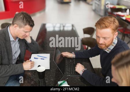 Mitarbeiter, die sich im Flughafencafé treffen Stockfoto