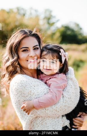 Mutter mit Tochter beim Blick auf die Kamera Stockfoto