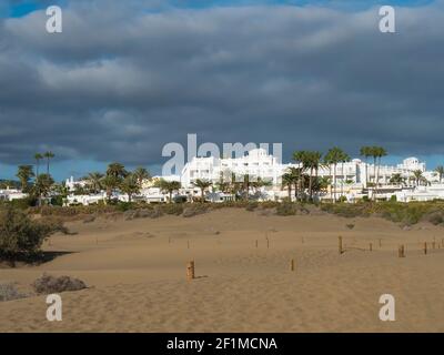 Maspalomas, Gran Canaria, Kanarische Inseln, Spanien 18. Dezember 2020: Hotel Riu Palace Maspalomas im Naturschutzgebiet der Dünen von Maspalomas, weiß Stockfoto