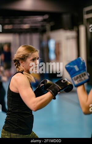 Frau, die Boxen im Fitnessstudio trainiert Stockfoto