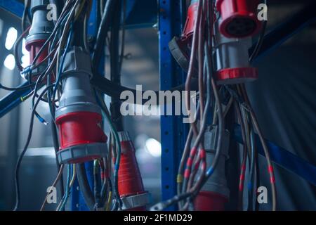 Elektrische Leitungen für Konzert Licht. Phase Vorbereitung Stockfoto