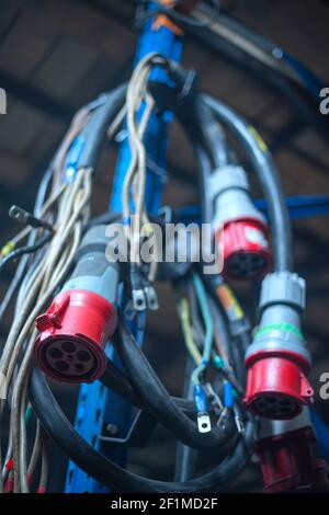 Elektrische Leitungen für Konzert Licht. Phase Vorbereitung Stockfoto