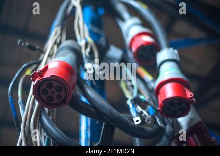 Elektrische Leitungen für Konzert Licht. Phase Vorbereitung Stockfoto