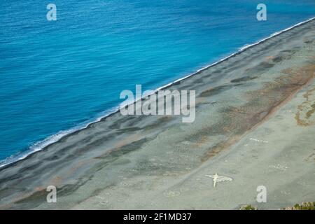 Schwarzer Sandstrand von Nonza, Luftaufnahme, Cap Corse in Korsika, Frankreich Stockfoto