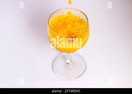 Orangensaft wird in das Glas gegossen. Stockfoto