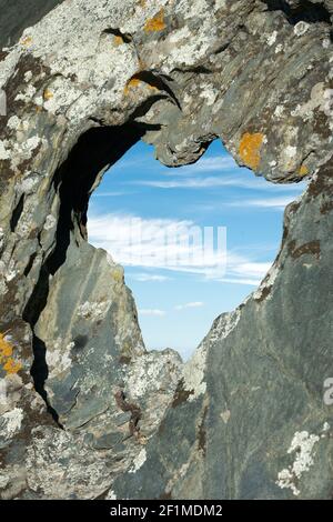 Stein mit einem Loch in der Form eines Herzens Stockfoto