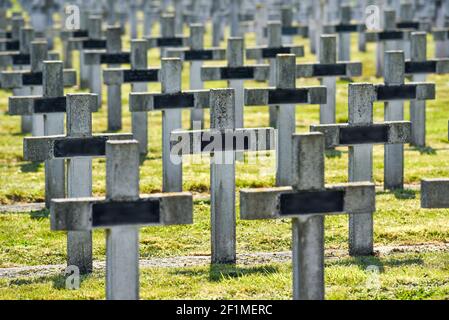 Der alte 1. Weltkrieg war Friedhof mit muslimischen und christlichen Grabsteinen. Stockfoto