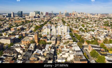 Weite Luftperspektive über Straßen und Nachbarschaften von Baltimore Maryland Stockfoto