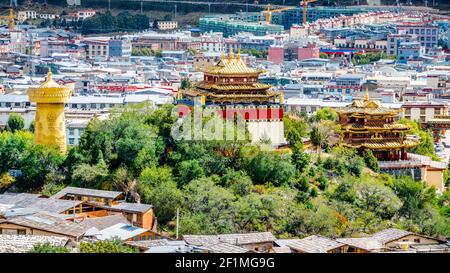 DAFO Big Buddha Tempel Luftaufnahme und Guishan Park landschaftlich In Dukezong Altstadt in Shangri-La Yunnan China Stockfoto
