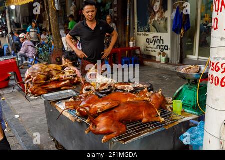 Hundefleisch auf dem Grill in den Straßen von Hanoi In Vietnam Stockfoto