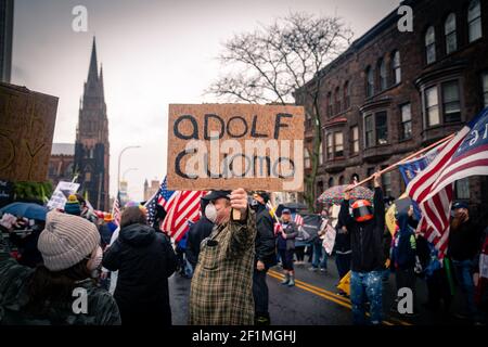 ALBANY, NEW YORK, USA - 02. Mai 2020: Ein Aktivist gegen den Gouverneur von New York Andrew Cuomo vor der Residenz des Gouverneurs im Bundesstaat capi Stockfoto