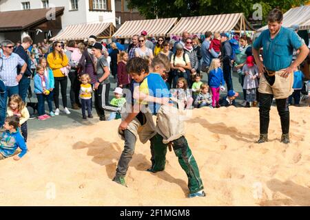 Kinder genießen einen Kampf mit Schweizer Ringen während eines Workshops Stockfoto