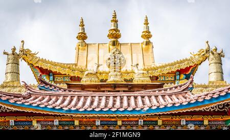 Goldene Dachdetails mit Dharma-Rad von Baiji oder einem Hundert Huhn tibetischen buddhistischen Tempel in Shangri-La Yunnan China Stockfoto