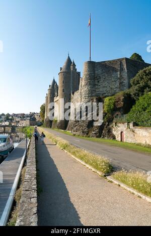 Der Fluss Oust und Josselin Dorf und Schloss Josselin Schloss In der Bretagne Stockfoto