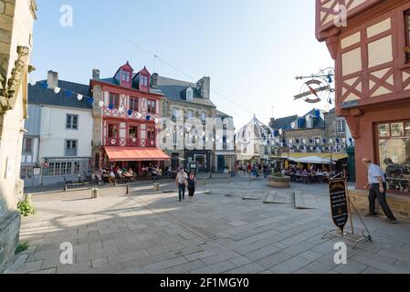 Touristen essen in Restaurants am Place Notre Dame Platz in Josselin Stockfoto