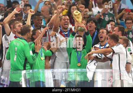 firo: 07/13/2014 Fuvuball, Fußball, Weltmeisterschaft 2014 Brasilien, Weltmeisterschaft 2014 Brasilien, Fußball-Weltmeisterschaft Brasilien 2014, 2014 FIFA FUSSBALL-WELTMEISTERSCHAFT BRASILIEN, Brasilien, Bresil, GER, Deutschland - ARG, Argentinien 1: 0 NV Finale, Weltcup Finale, Weltmeister Deutschland GER Torwart goalhvºter Torwart Ron-Robert Zieler, reivut den Pokal in der Luft Feier Weltmeister Jubel Weltcup, GER Bundestrainer Jogi Joachim Lv? W Loew weltweit Stockfoto